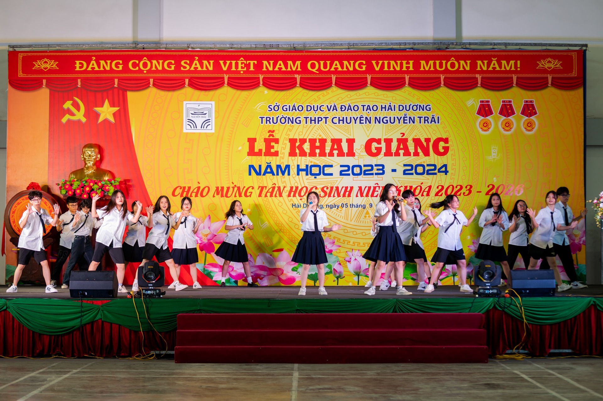 Nhấn để phóng to